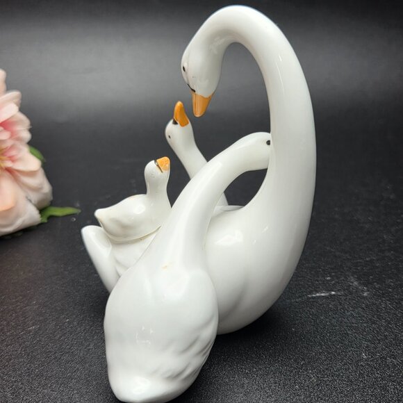Vintage Royal Ascot Family Figurine Mother Swan & Baby Swans Cygnets Bone China - Picture 3 of 12